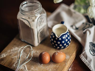 huevos harina leche tabla de madera